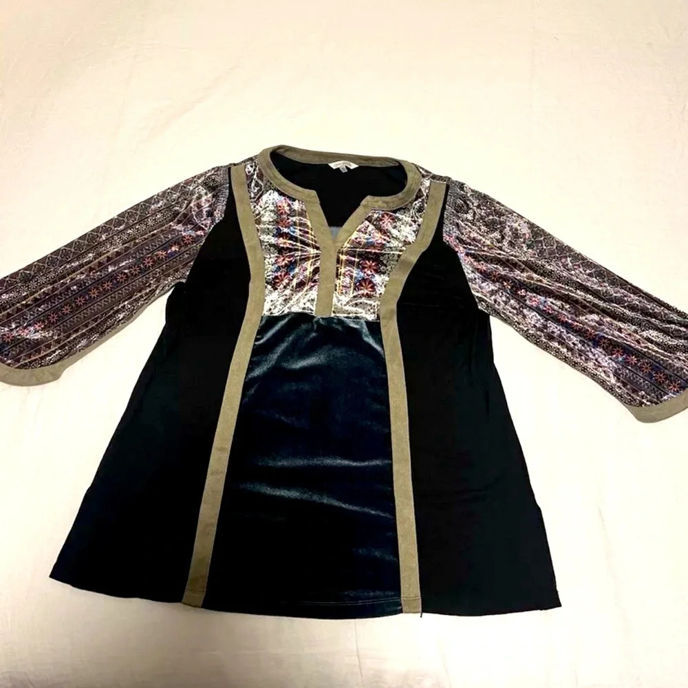 John Mark Velvet Tunic Top With Flared Sleeves In A Floral Pattern Green Medium